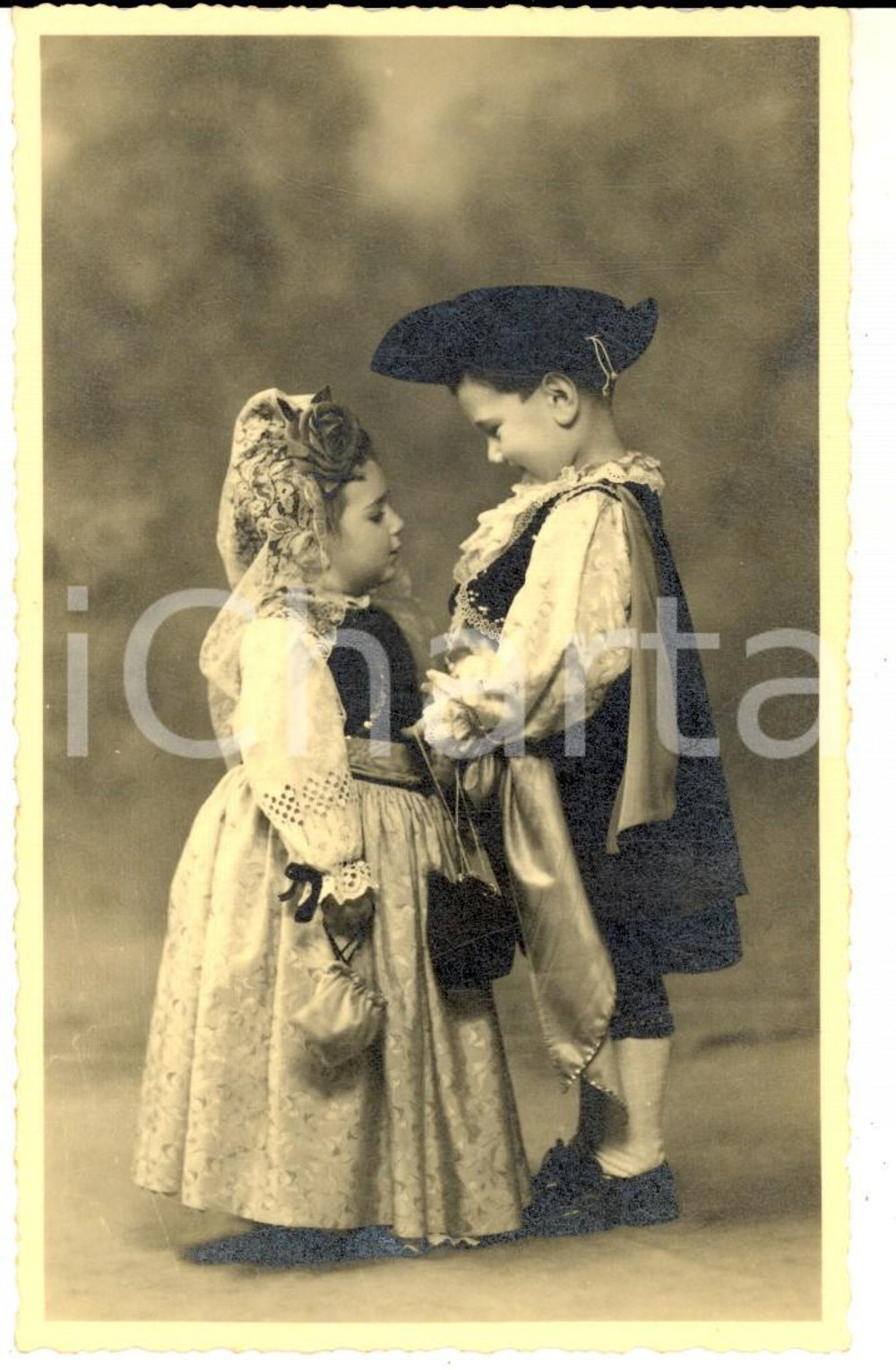 Fotografia d epoca originale 1930 ca VIGEVANO COSTUMI Coppia di bambini in abiti storici  Foto VINTAGE 1