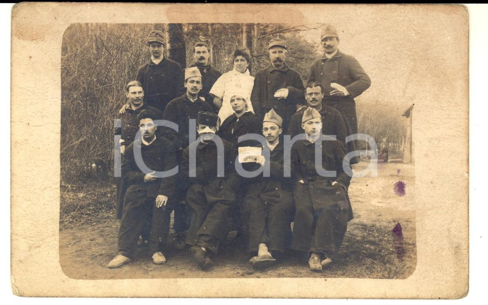 Fotografia d epoca originale 1915 ca WW1 FRANCE Militari feriti in ospedale con PETIT PARISIEN Foto cartolina 1