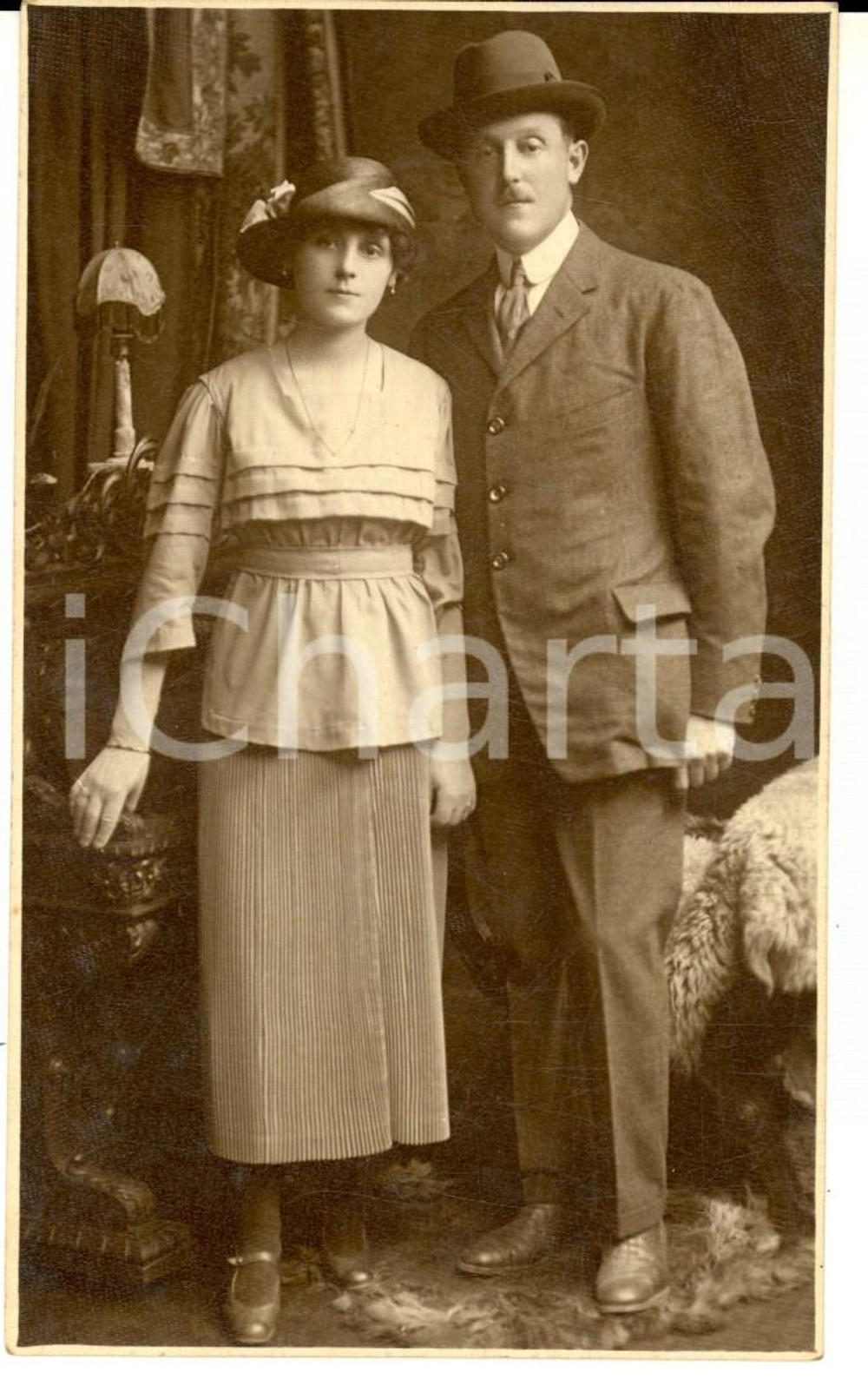 Fotografia d epoca originale 1920 ca TORINO Ritratto di una coppia di sposi Foto cartolina Enea MANGINI 1