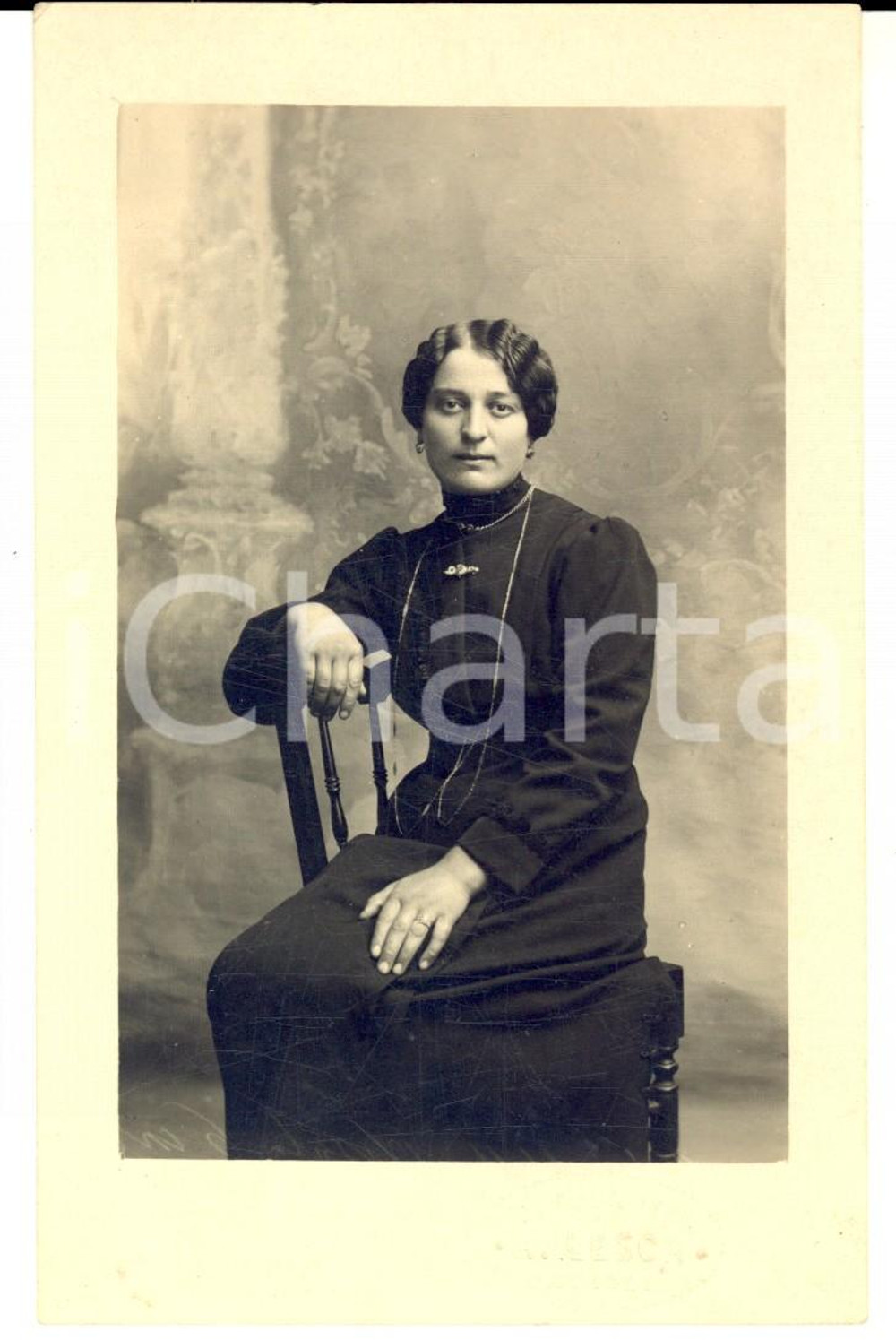 Fotografia d epoca originale 1910 ca CAVAGLIA  Ritratto di donna in abito scuro  Foto cartolina A. LESCA 1