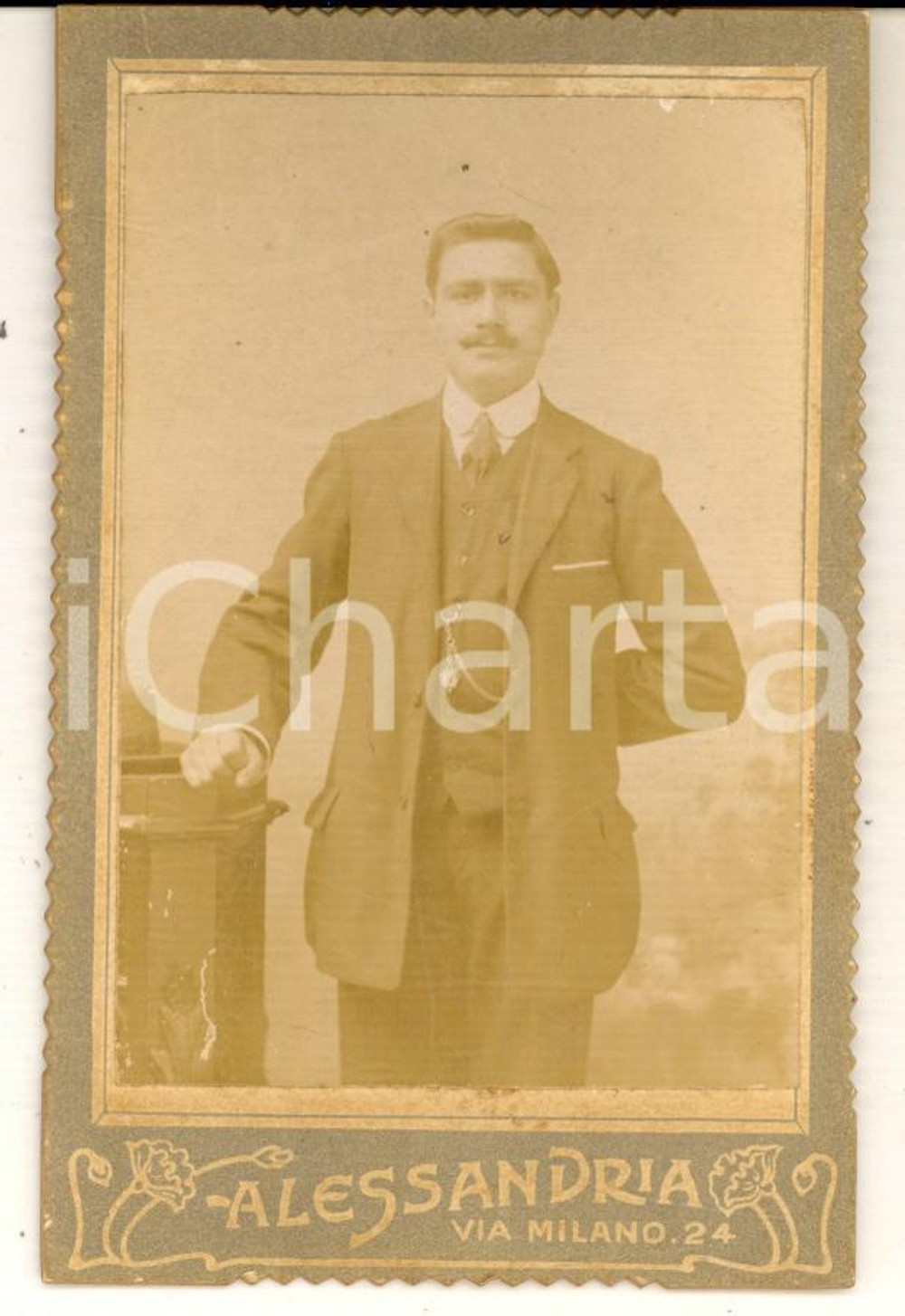 Fotografia d epoca originale 1910 ca ALESSANDRIA Ritratto di giovane uomo con orologio Foto ALESSANDRINA CDV 1