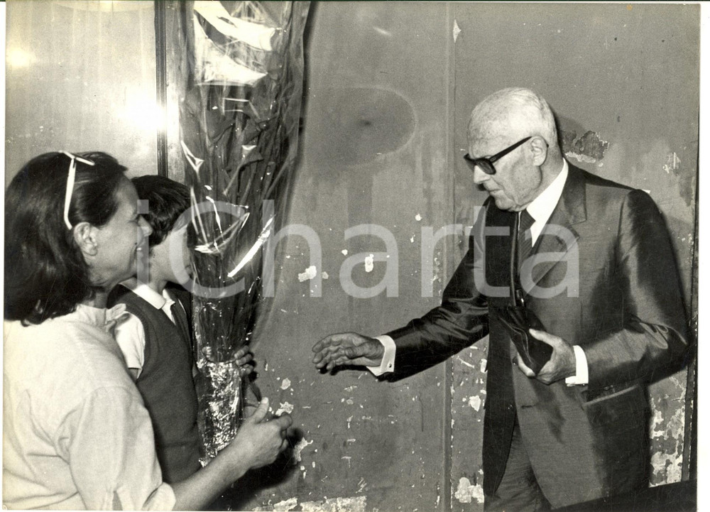 Fotografia d epoca originale 1981 ROMA Sandro PERTINI riceve fiori dai vicini per il suo 85° compleanno Foto 1