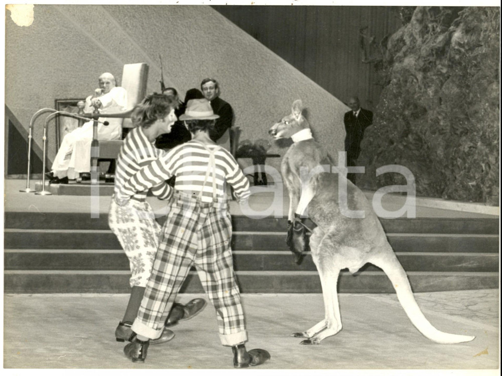 Fotografia d epoca originale 1981 CITTA  DEL VATICANO Papa Giovanni Paolo II riceve il circo ORFEI  Foto 1
