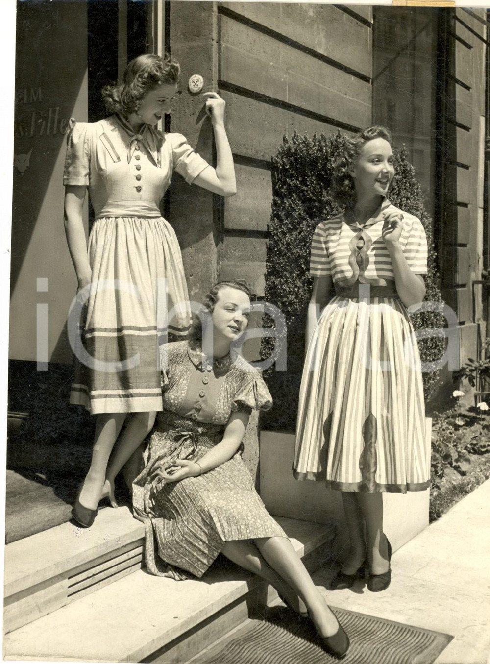 Fotografia d epoca originale 1955 ca PARIS MODA Jacques HEIM  Abiti da pomeriggio per giovani donne  Foto 1
