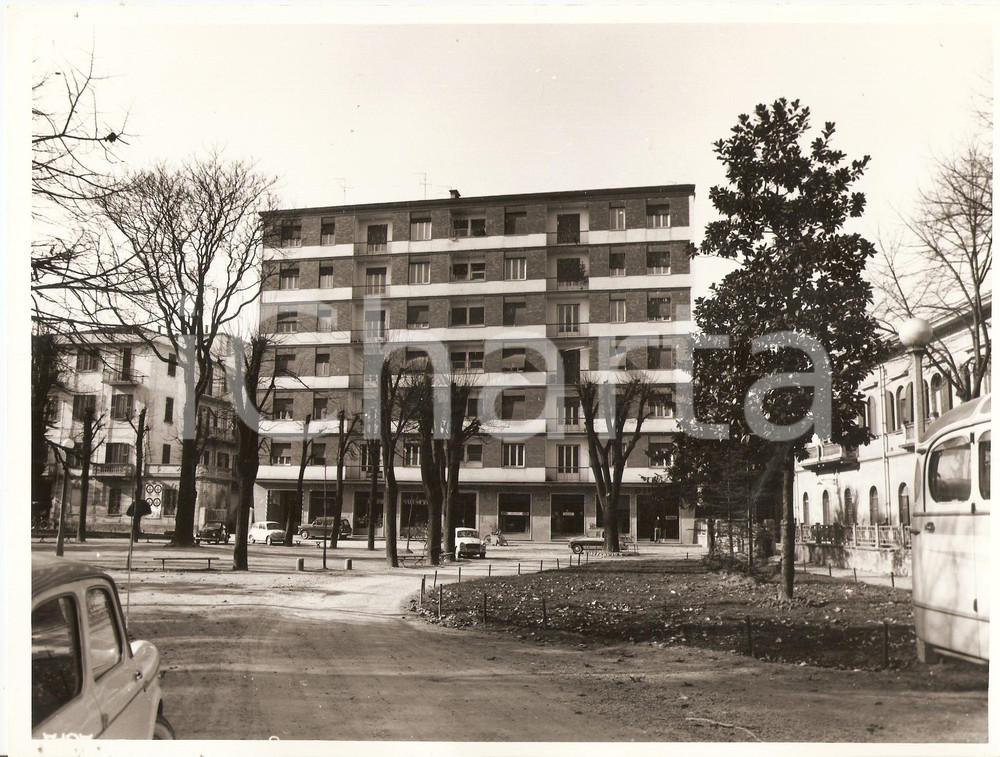 Fotografia d epoca originale 1975 ca VOGHERA PV Veduta di un palazzo da un giardino comunale Foto 24x18 cm 1