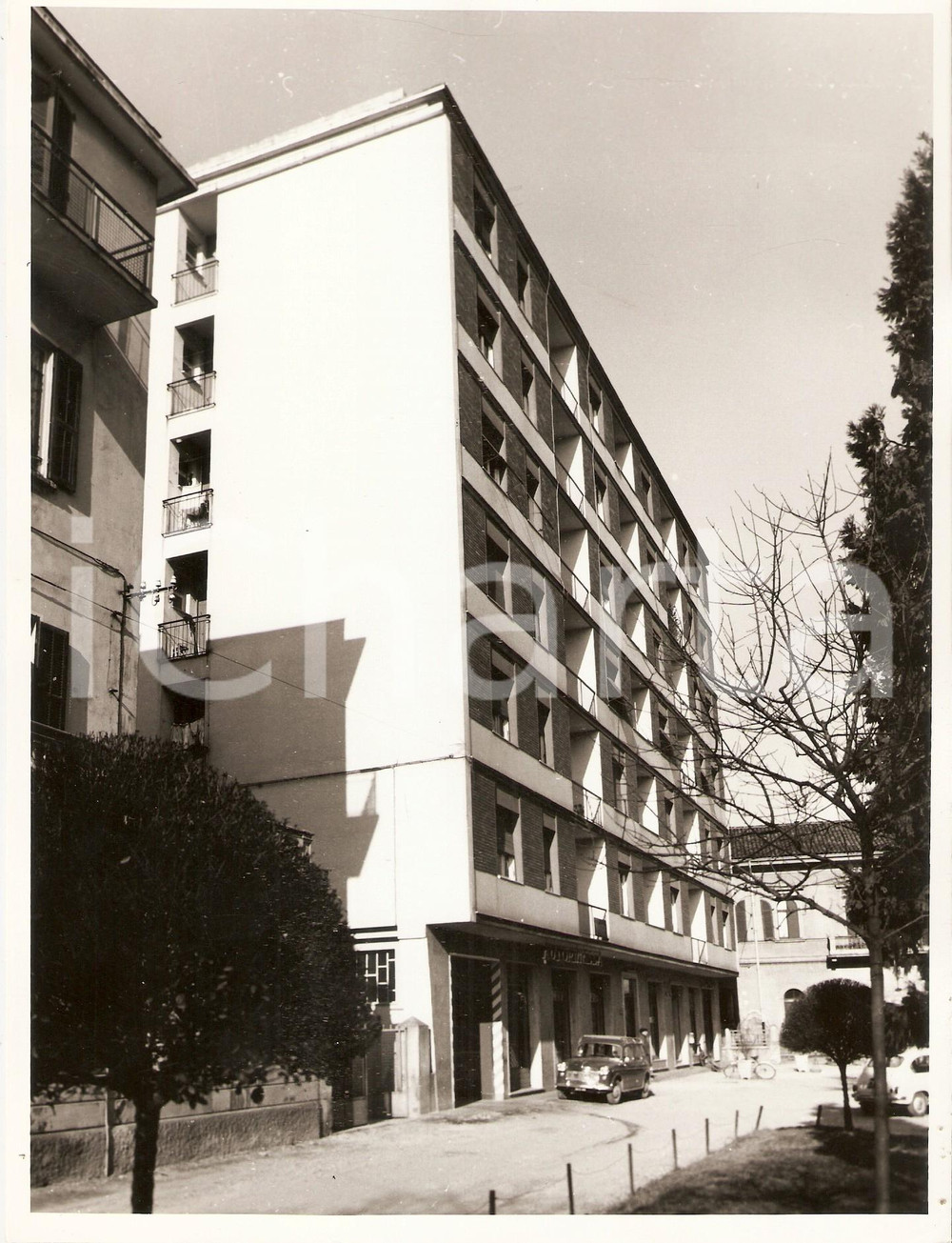 Fotografia d epoca originale 1975 VOGHERA Fiat 1100/103 giardinetta parcheggiata davanti ad autorimessa Foto 1