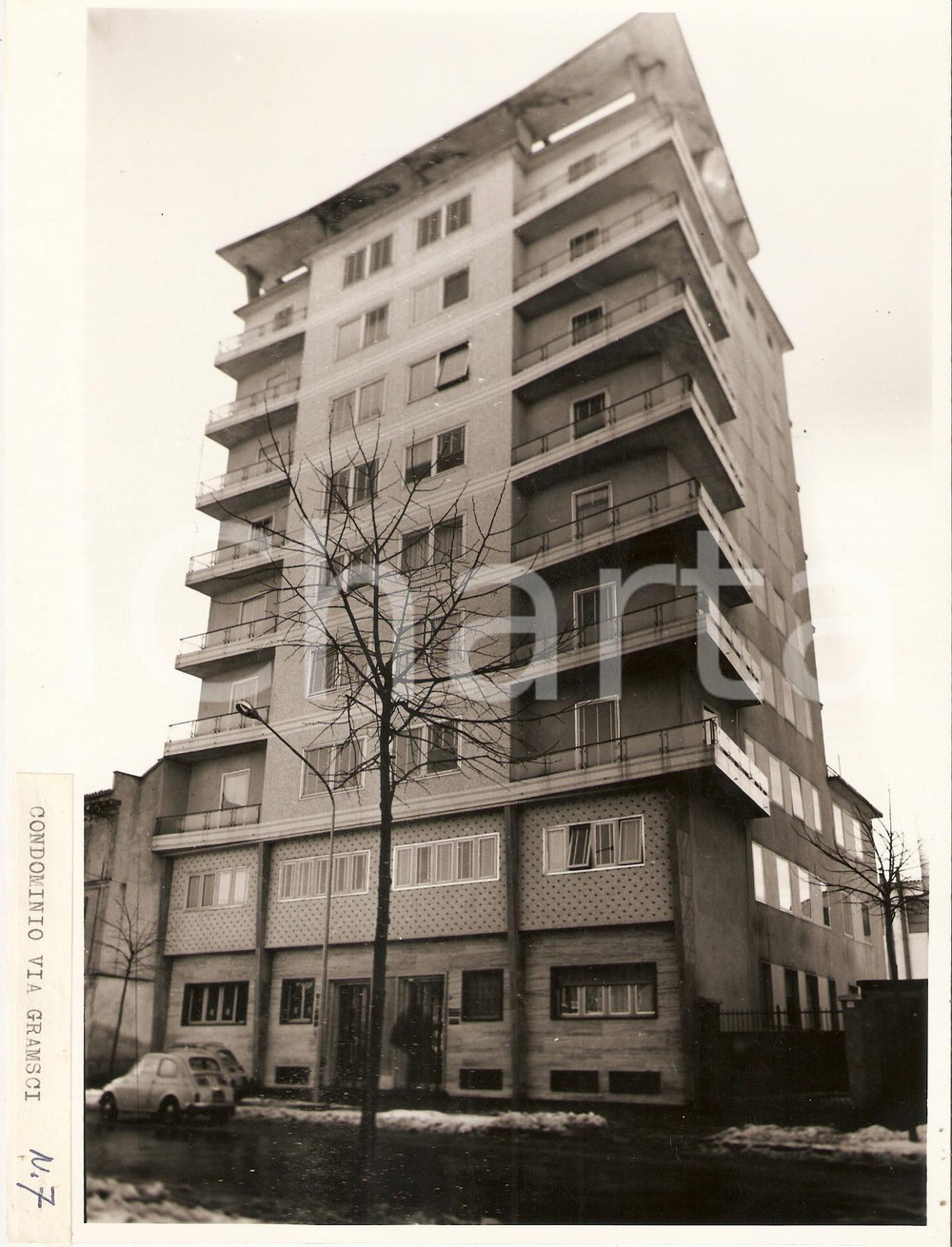 Fotografia d epoca originale 1975 ca VOGHERA Via Gramsci  Fiat 500 parcheggiata davanti a un condominio Foto 1