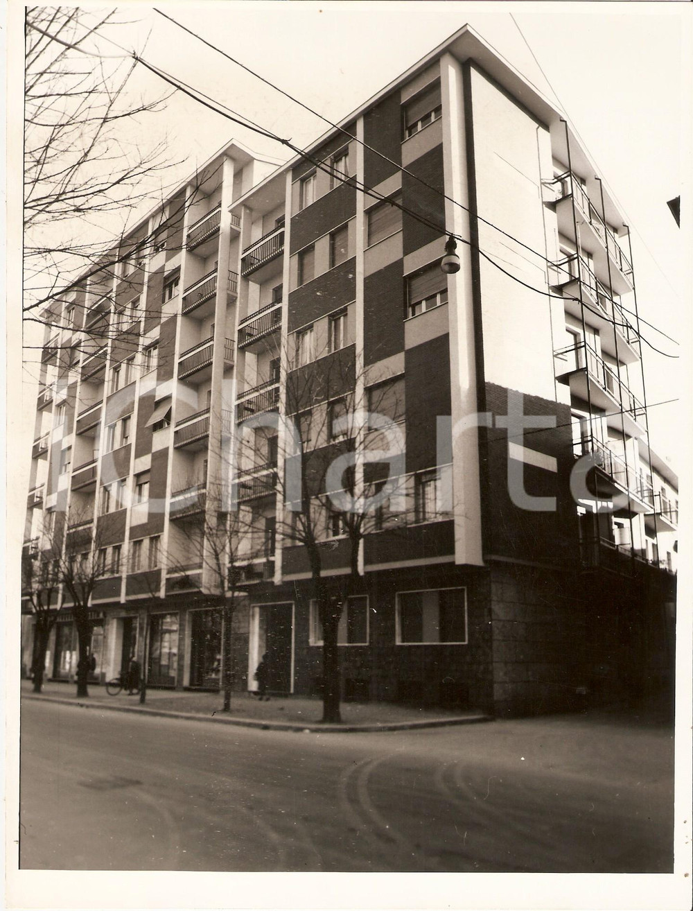 Fotografia d epoca originale 1975 ca VOGHERA PV Scorcio di un palazzo con passanti Foto 18x24 cm 1