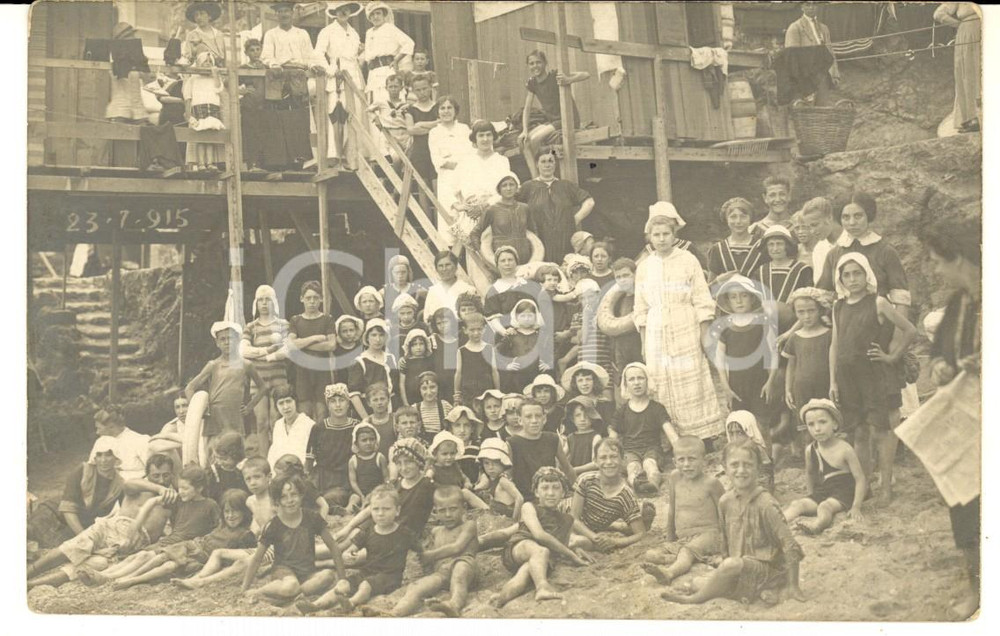 Fotografia d epoca originale Luglio 1915 GENOVA CORNIGLIANO  Un affollata colonia balneare estiva Foto RARA 1