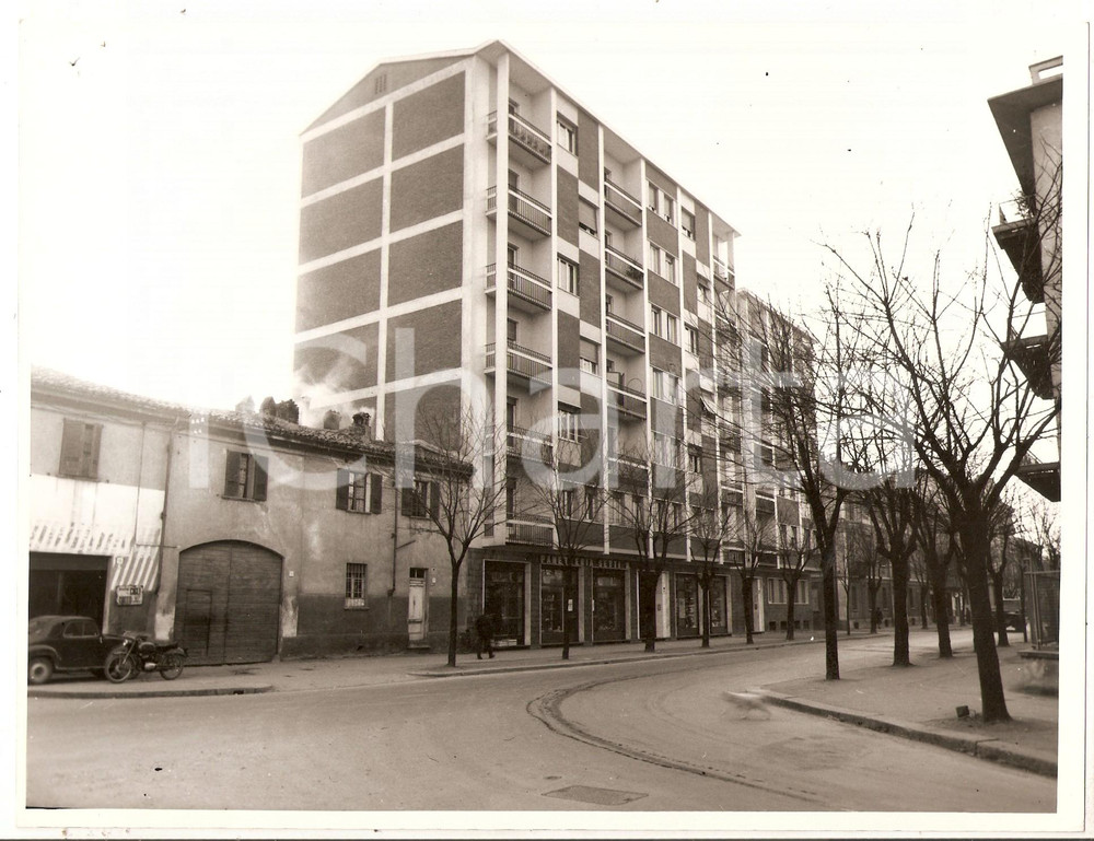 Fotografia d epoca originale 1975 ca VOGHERA PV Scorcio di un palazzo con Panetteria SETTI Foto 24x18 cm 1