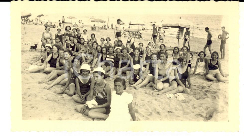 Fotografia d epoca originale 1940 ca FINALE LIGURE Gruppo di bambini di una colonia estiva Foto 12x6 1