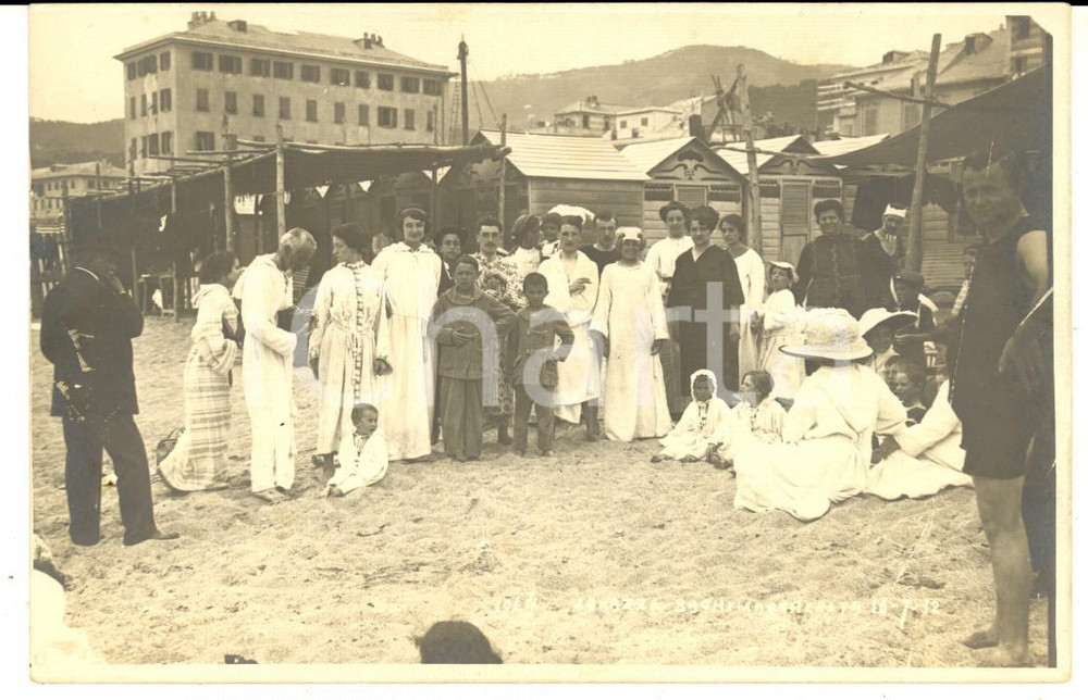 Fotografia d epoca originale 1912 VARAZZE Bagni Margherita  Donne in bianco in spiaggia  Foto VINTAGE 1