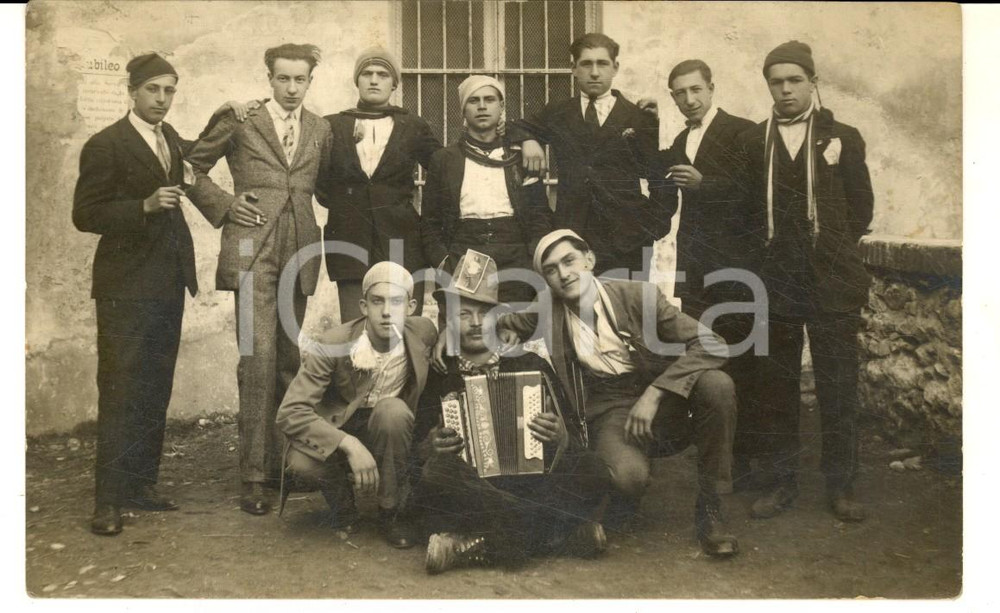 Fotografia d epoca originale 1920 ca PIEMONTE Giovani con suonatore fisarmonica GALLO & ROSSO Foto CURIOSA 1