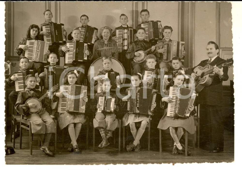 Fotografia d epoca originale 1951 TROUVILLE Emo VOLPARI et ses jeunes virtuoses  Fisarmonica  Foto seriale 1