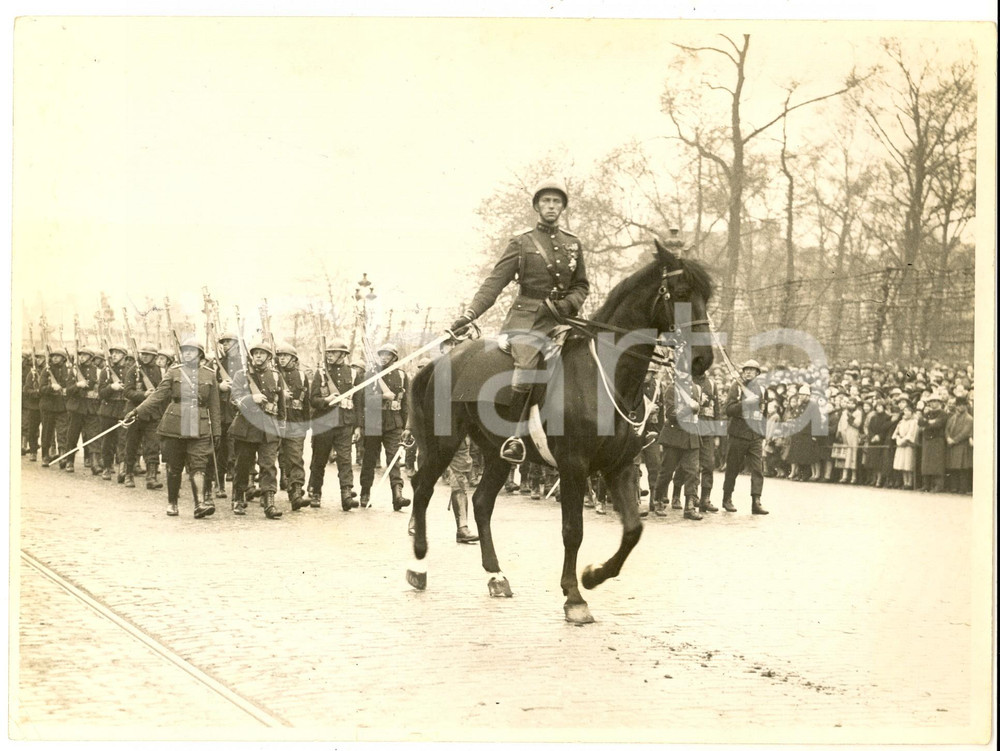 Fotografia d epoca originale 1940 ca BRUXELLES Principe Leopoldo del Belgio passa in rivista le truppe Foto 1