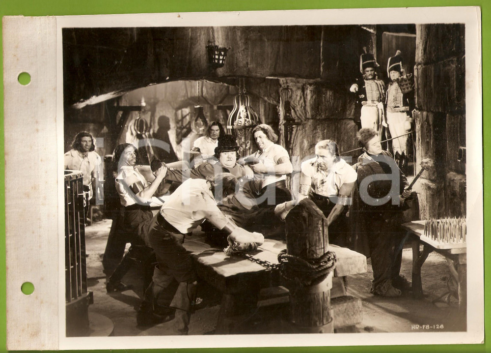 Fotografia d epoca originale 1933 THE DEVIL S BROTHER Laurel and Hardy  Torture scene Original Photo 1