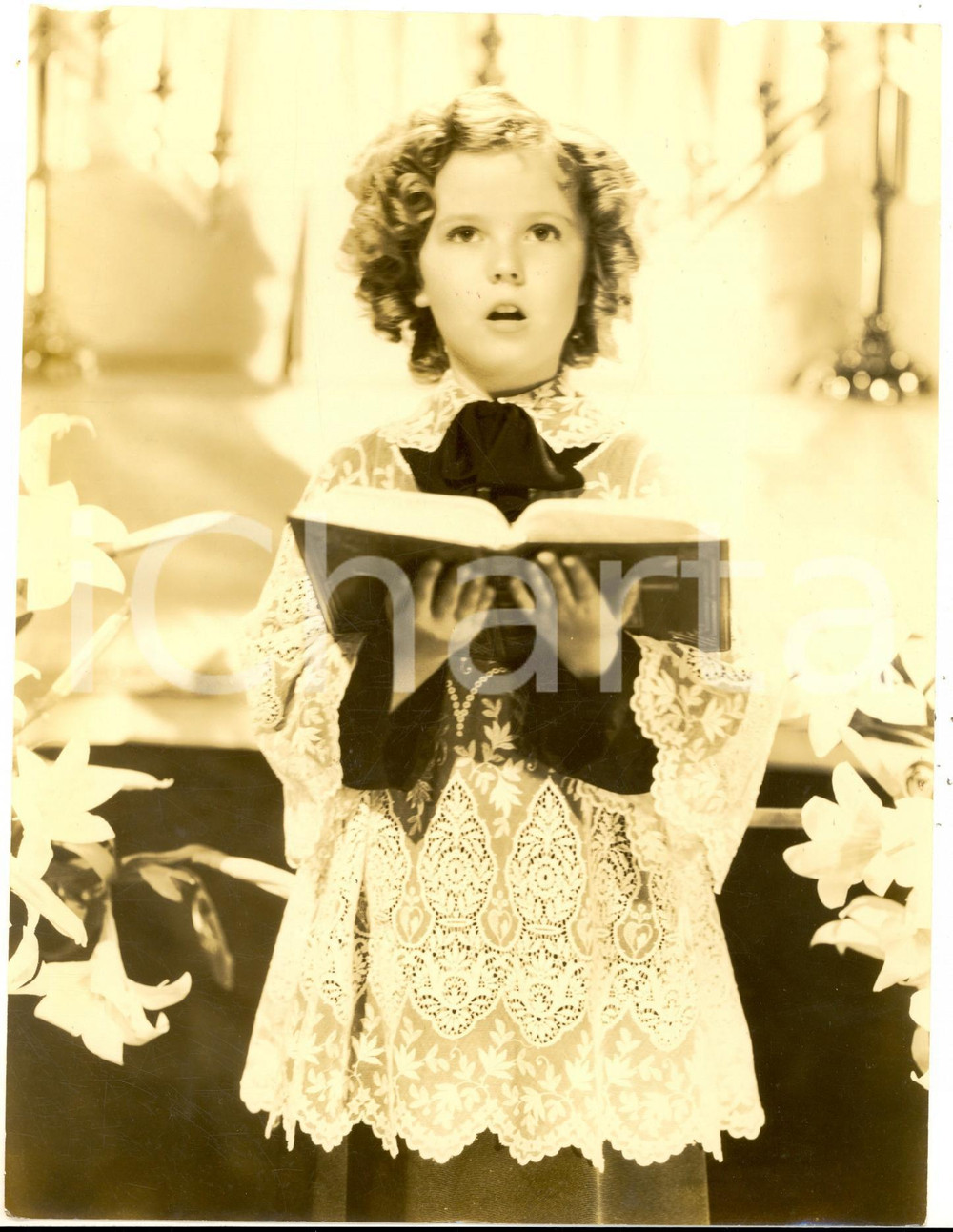 Fotografia d epoca originale 1938 CINEMA Shirley TEMPLE canta vestita da chierichetta  Foto 18x24 cm 1