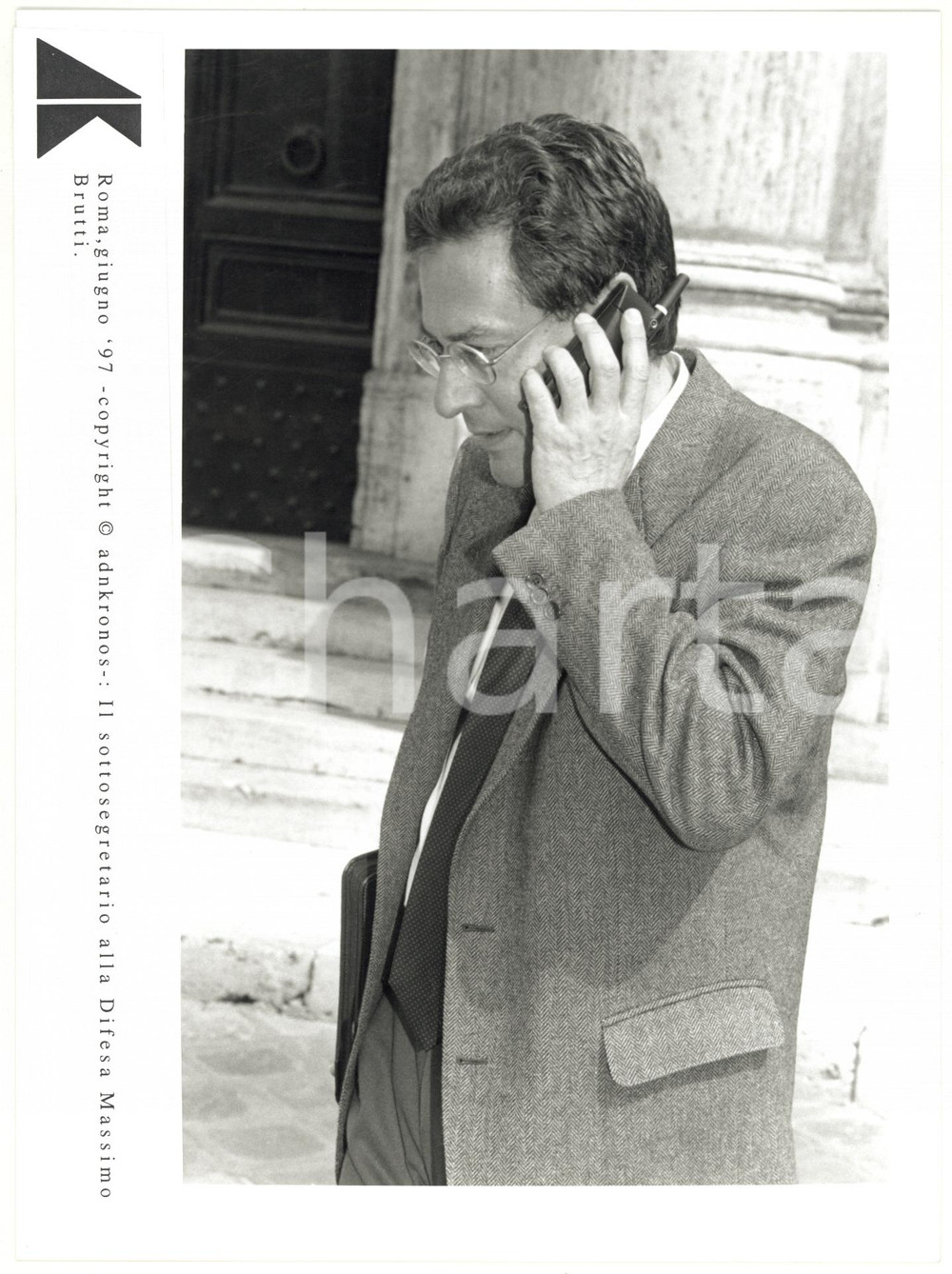 Fotografia d epoca originale 1997 ROMA Massimo BRUTTI sottosegretario alla Difesa al cellulare Foto 17x24 cm 1