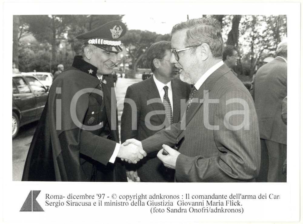 Fotografia d epoca originale 1997 ROMA Stretta di mano tra Sergio SIRACUSA e Giovanni Maria FLICK Foto 24x17 1