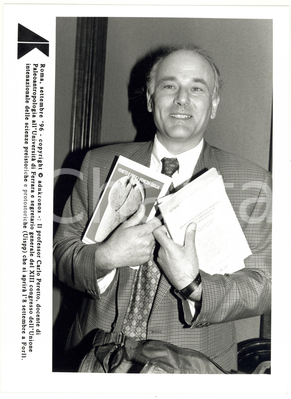 Fotografia d epoca originale 1996 ROMA Professor Carlo PERETTO segretario XII Congresso UISPP Foto 17x24 cm 1