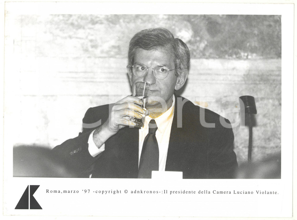 Fotografia d epoca originale 1997 ROMA Luciano VIOLANTE presidente della Camera beve bicchiere d acqua FOTO 1