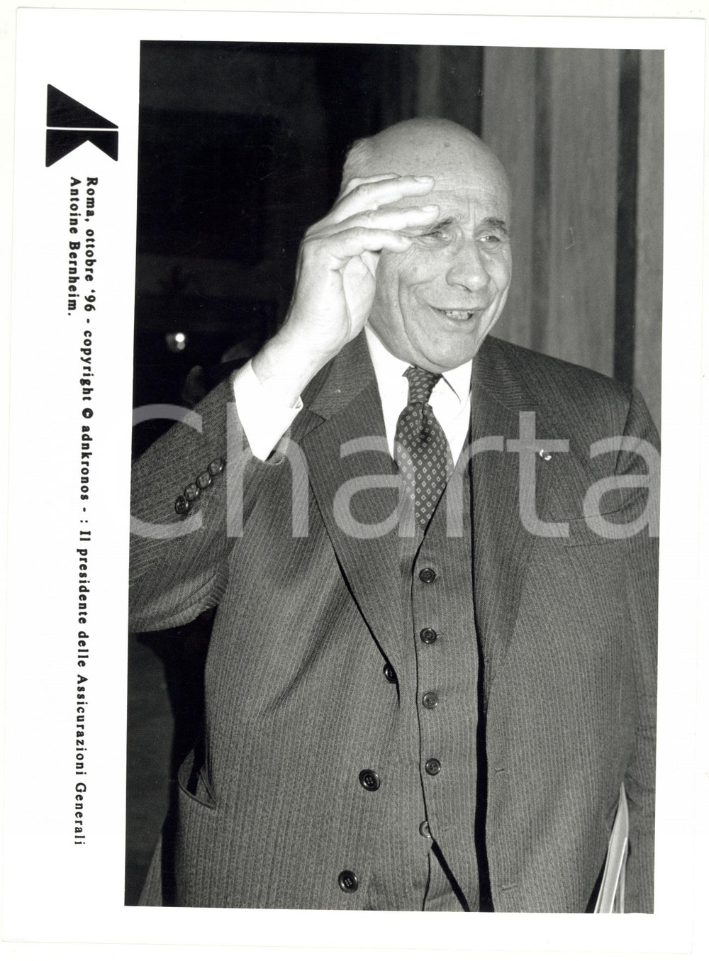 Fotografia d epoca originale 1996 ROMA Antonio BERNHEIM presidente delle GENERALI scherza con i giornalisti 1