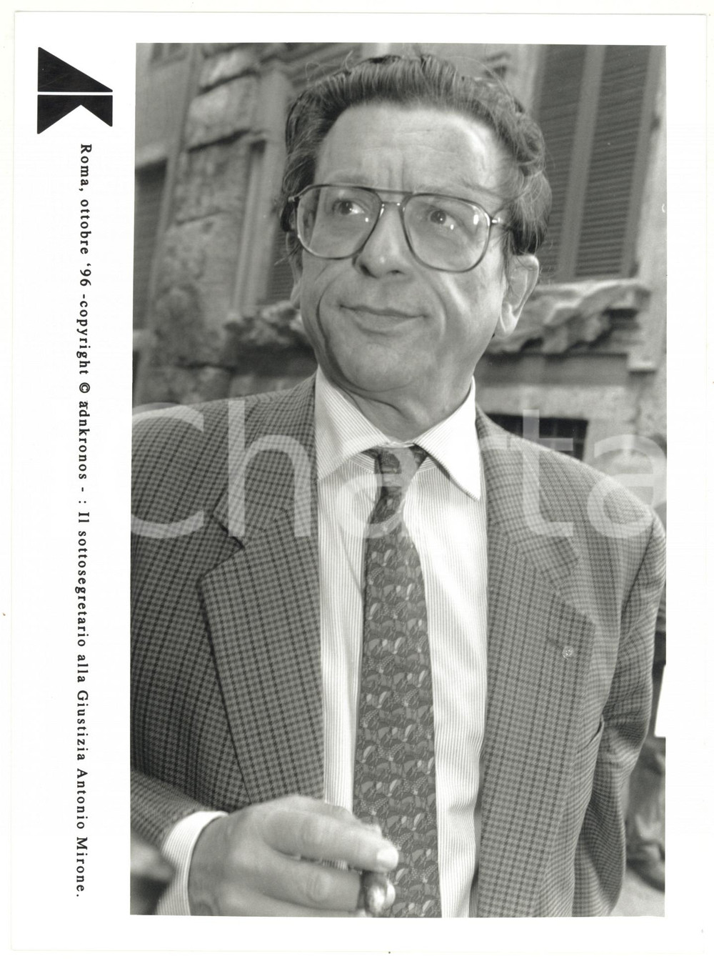 Fotografia d epoca originale 1996 ROMA Antonio MIRONE sottosegretario alla Giustizia regge un sigaro FOTO 1