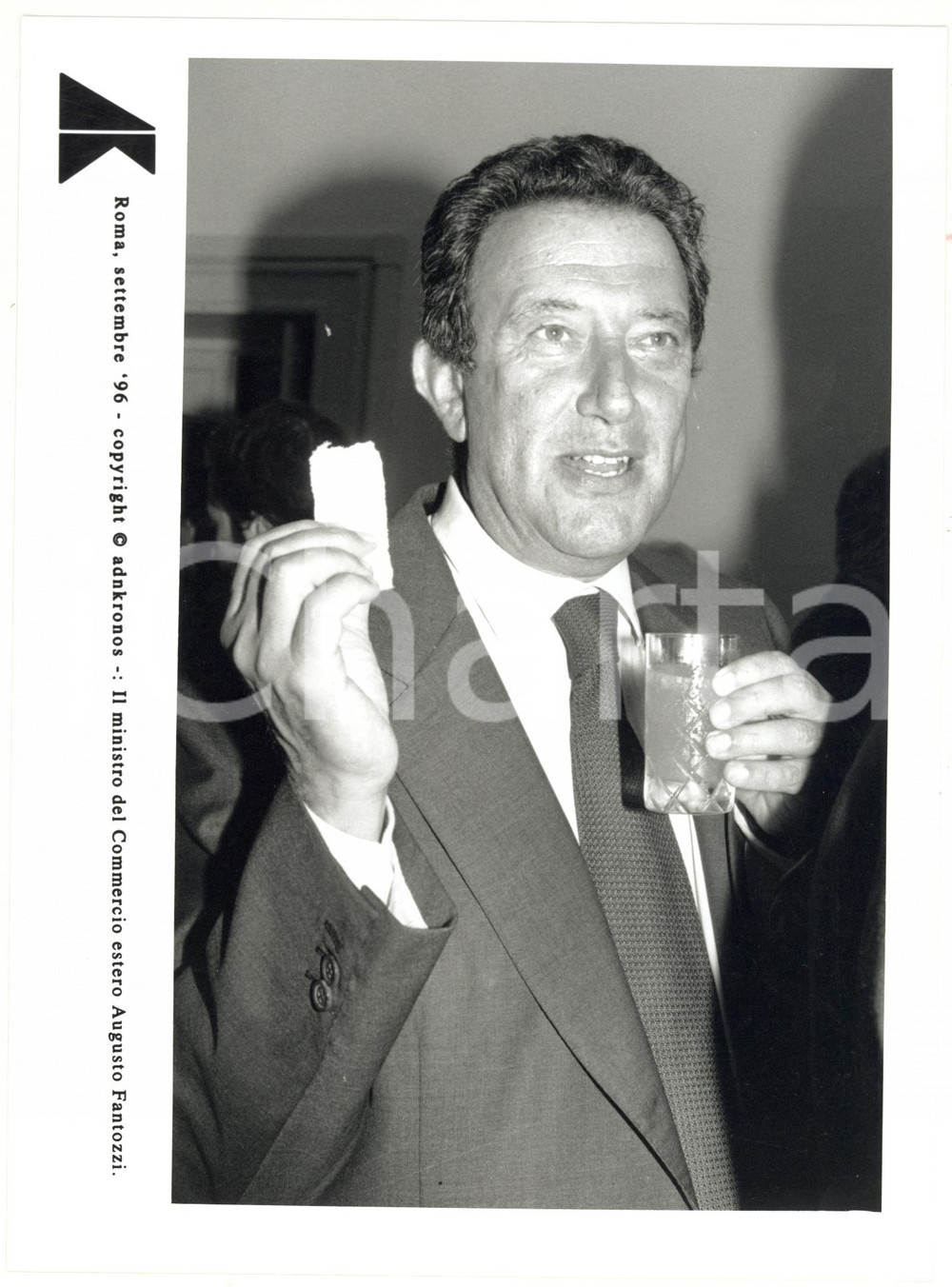 Fotografia d epoca originale 1996 ROMA Il ministro Augusto FANTOZZI fa l aperitivo FOTOGRAFIA 17x24 cm 1