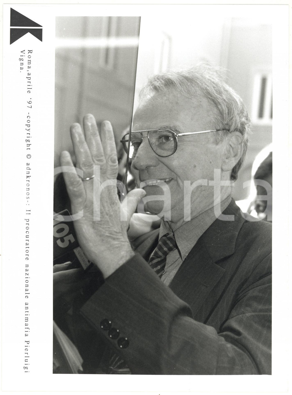 Fotografia d epoca originale 1997 ROMA  ANTIMAFIA Il procuratore Pierluigi VIGNA sorride ai giornalisti FOTO 1