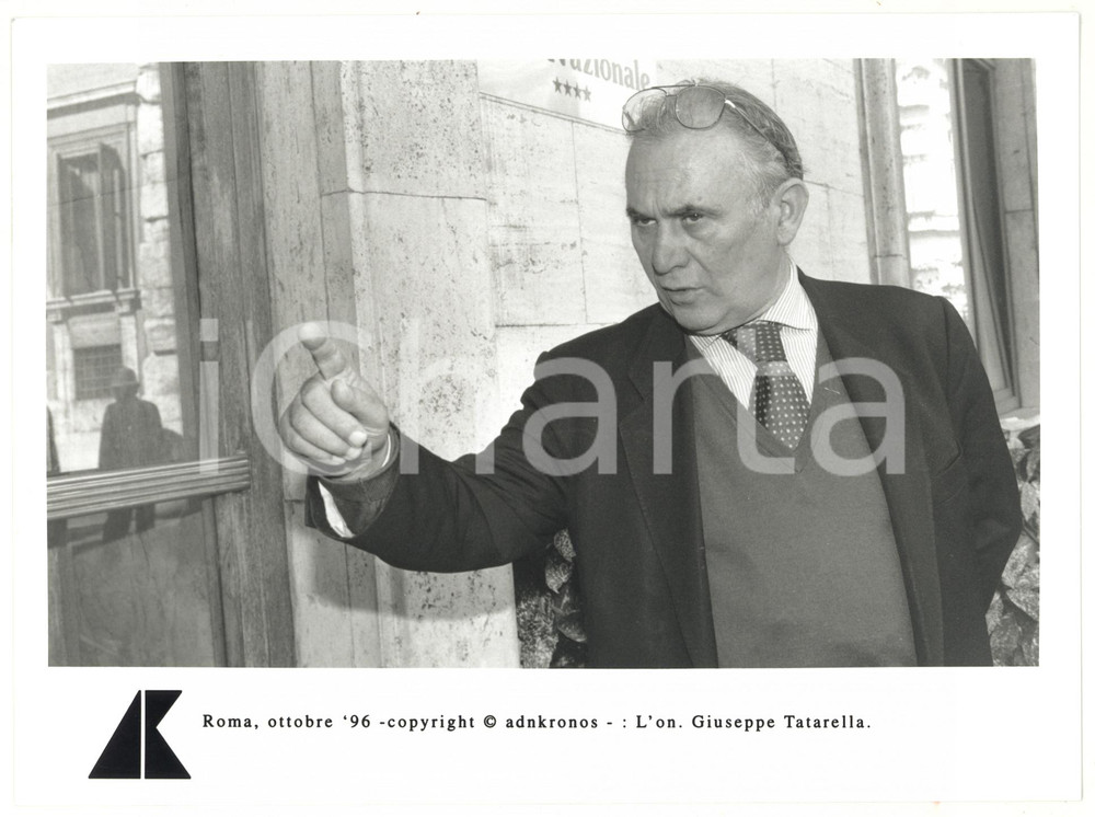 Fotografia d epoca originale 1996 ROMA On. Giuseppe TATARELLA rilascia dichiarazione ai giornalisti  FOTO 1