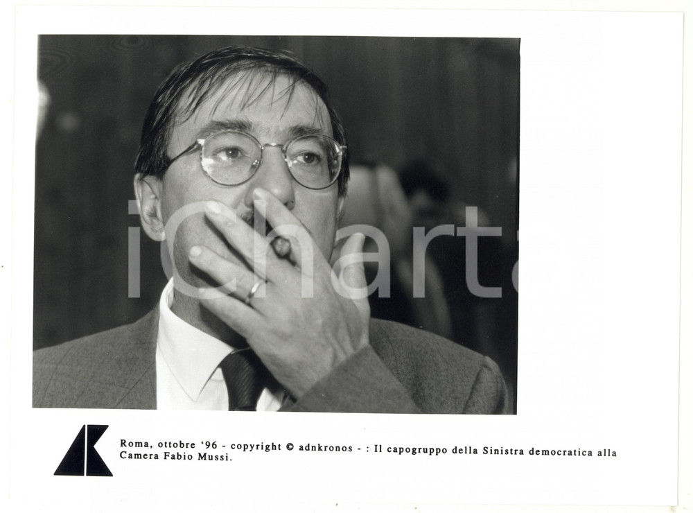 Fotografia d epoca originale 1996 ROMA  SINISTRA DEMOCRATICA Fabio MUSSI fuma un sigaro Foto 24x17 cm 1