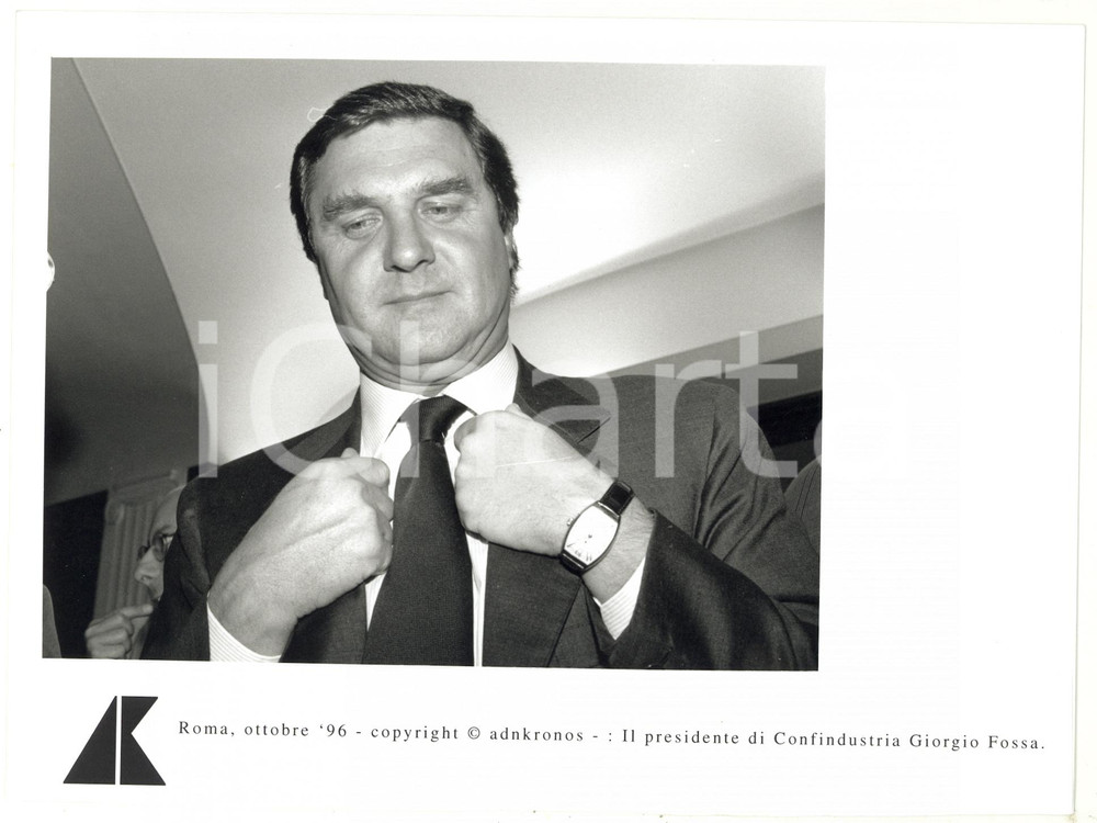 Fotografia d epoca originale 1996 ROMA Giorgio FOSSA presidente di CONFINDUSTRIA sistema la giacca FOTO 24x17 1