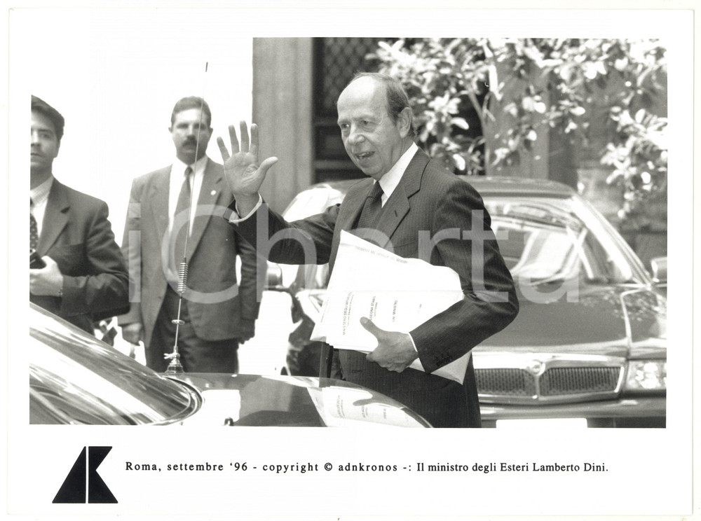 Fotografia d epoca originale 1996 ROMA Il ministro Lamberto DINI saluta i giornalisti Foto 24x17 cm 1