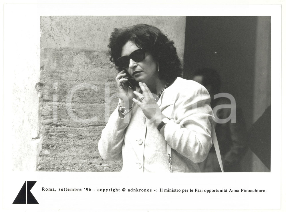 Fotografia d epoca originale 1996 ROMA Angela FINOCCHIARO ministro Pari opportunitÃ  al cellulare Foto 24x17 1