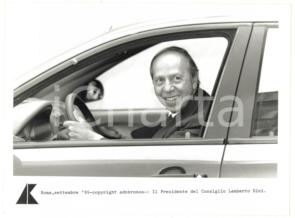 Fotografia d epoca originale 1995 ROMA Lamberto DINI alla guida di un auto scherza con i giornalisti  FOTO 1