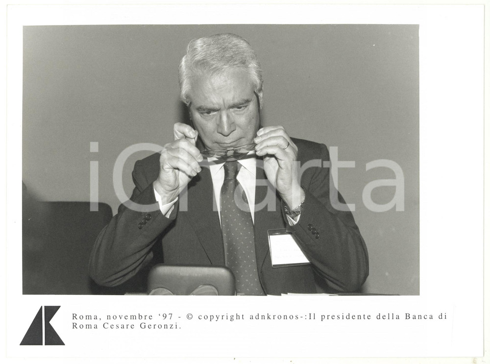 Fotografia d epoca originale 1997 Cesare GERONZI presidente della BANCA DI ROMA inforca gli occhiali Foto 1