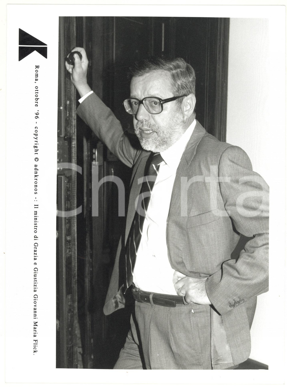 Fotografia d epoca originale 1996 ROMA Il ministro Giovanni Maria FLICK regge una pipa  Foto 17x24 cm 1