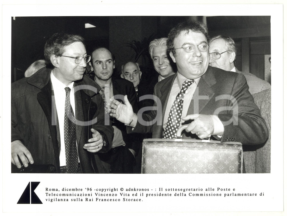 Fotografia d epoca originale 1996 ROMA Vincenzo VITA e Francesco STORACE con ventiquattrore LOUIS VUITTON 1