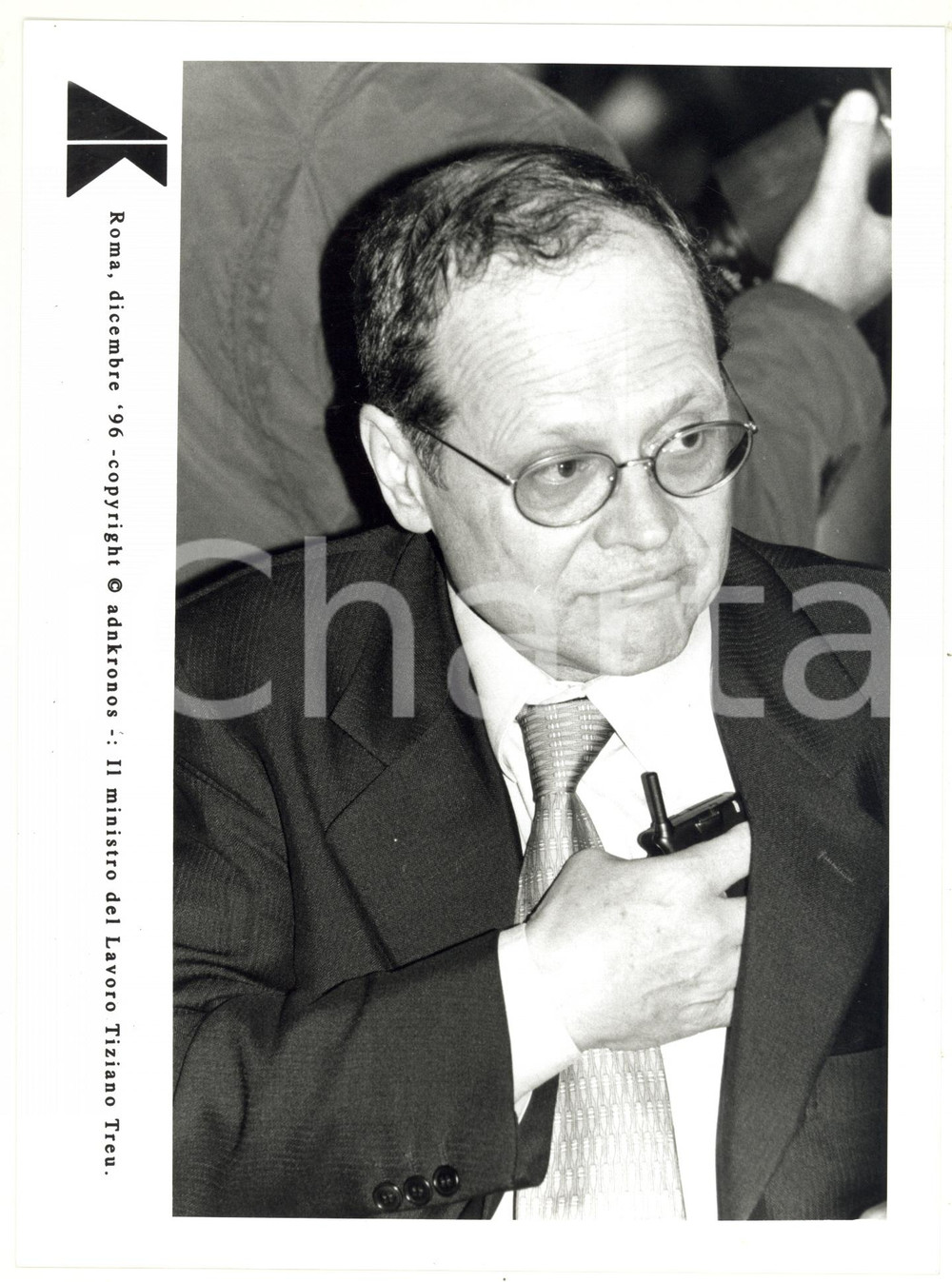 Fotografia d epoca originale 1996 ROMA Il ministro Tiziano TREU ripone il cellulare nella giacca  Foto 17x24 1