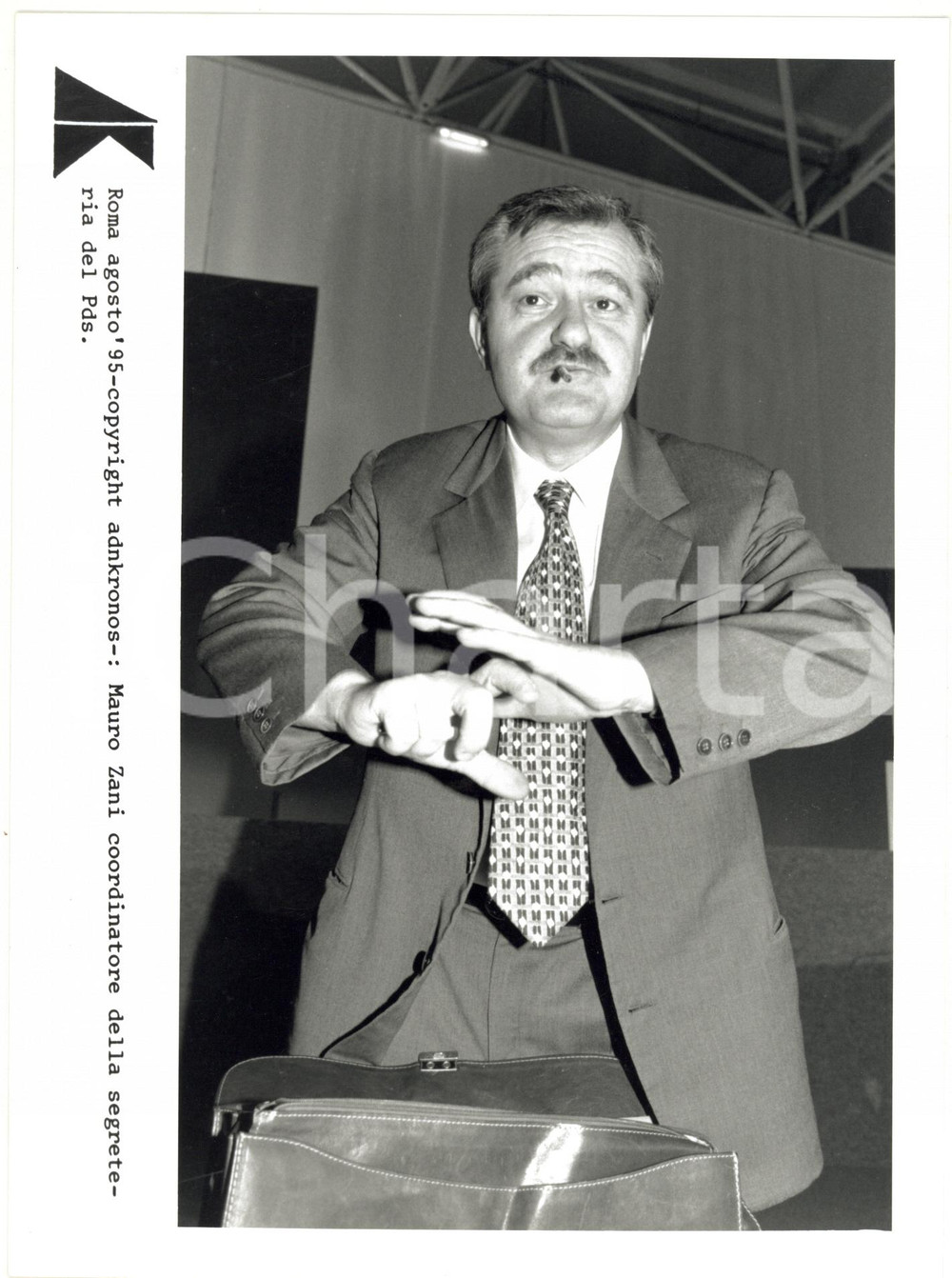 Fotografia d epoca originale 1995 ROMA  PDS Ritratto di Mauro ZANI mentre fuma una sigaretta Foto 17x24 cm 1