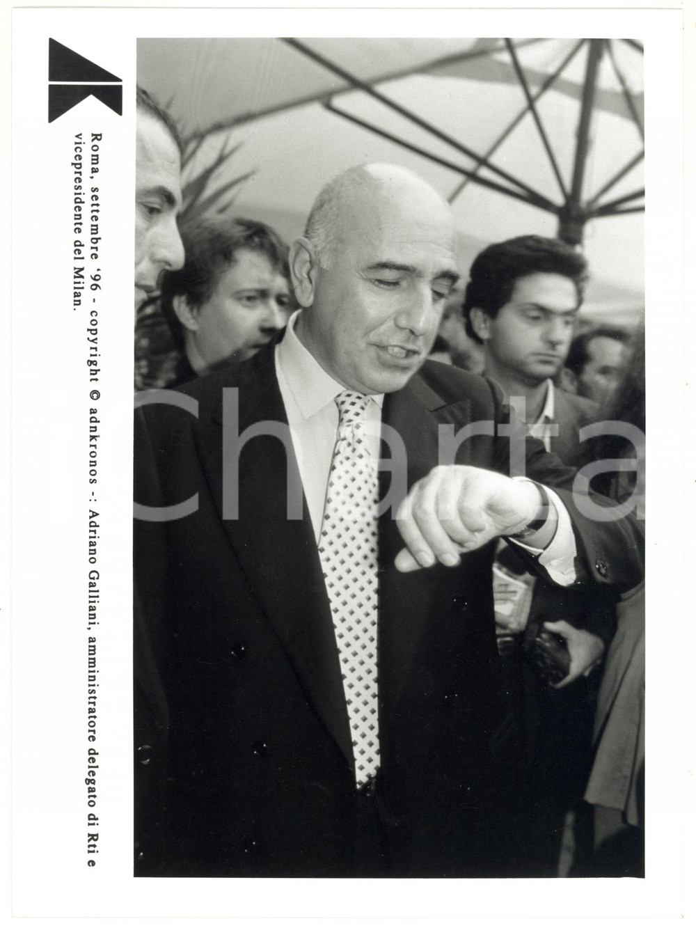 Fotografia d epoca originale 1996 ROMA Amministratore RTI Adriano GALLIANI controlla l orologio FOTO 17x24 cm 1