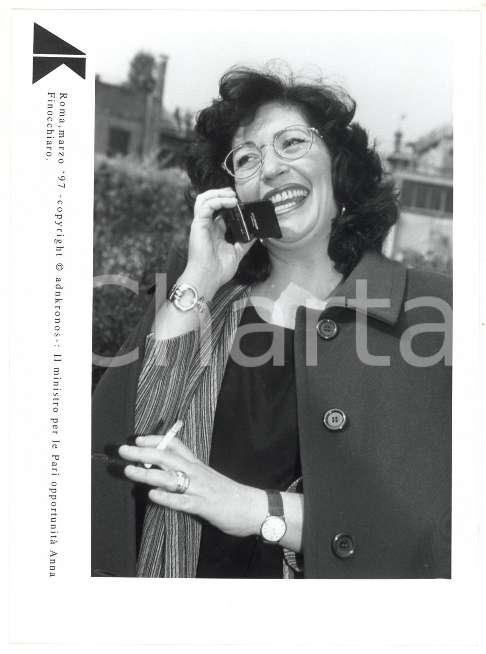 Fotografia d epoca originale 1997 ROMA Anna FINOCCHIARO con cellulare TELECOM e sigaretta Foto 17x24 cm 1