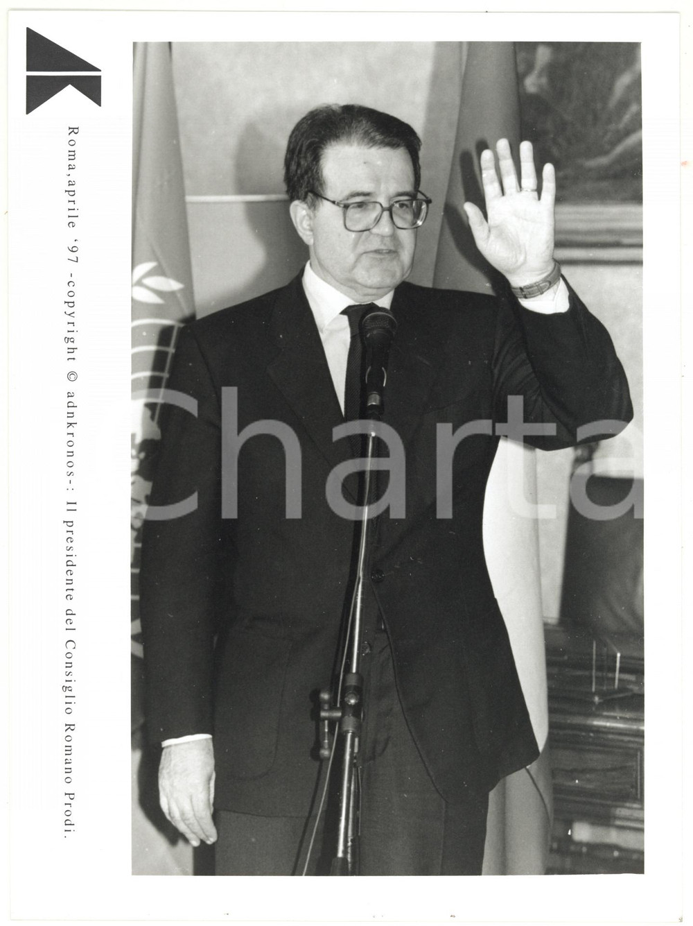 Fotografia d epoca originale 1997 ROMA Saluto di Romano PRODI presidente del Consiglio  Foto 17x24 cm 1