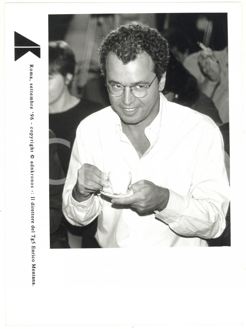 Fotografia d epoca originale 1996 ROMA  MEDIASET Enrico MENTANA direttore TG5 beve un caffÃ¨  Foto 17x24 1