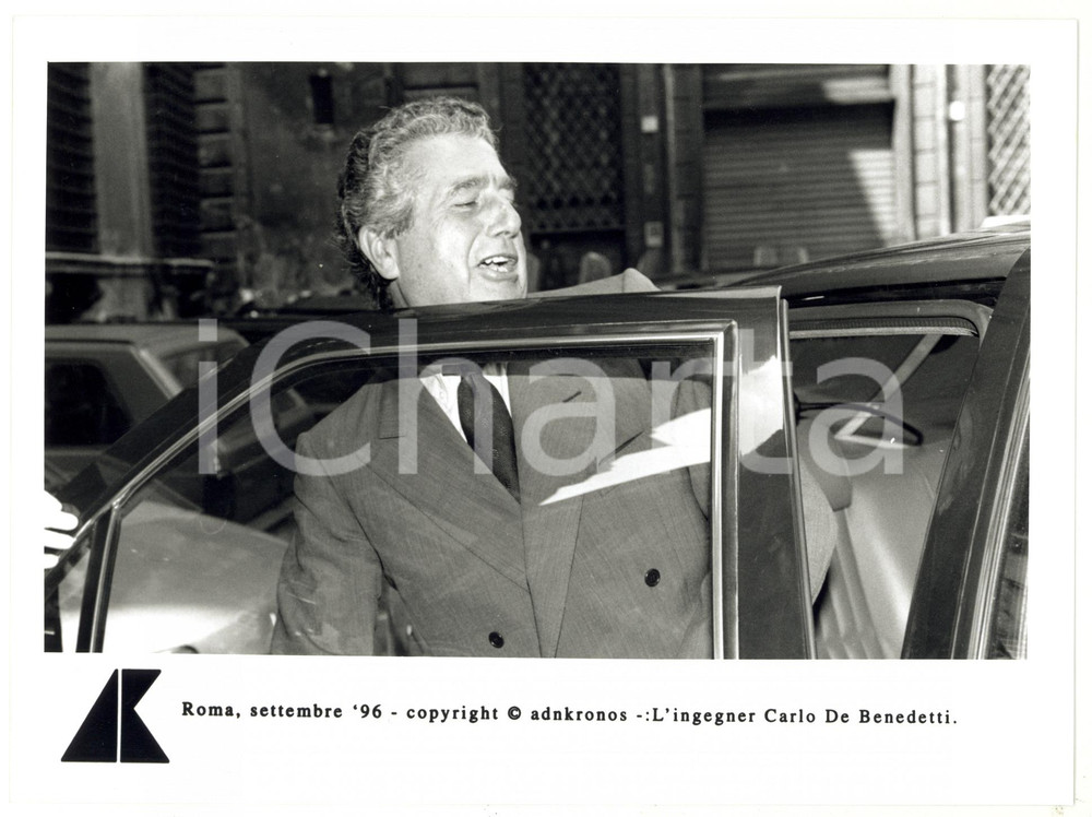Fotografia d epoca originale 1996 ROMA L ingegnere Carlo DE BENEDETTI sale su un auto Foto 24x17 1