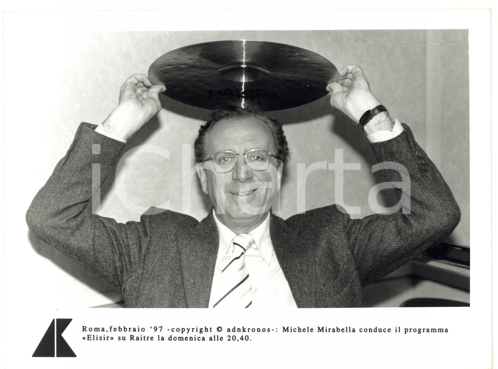 Fotografia d epoca originale 1997 ROMA  RAI TRE Elisir  Michele MIRABELLA gioca con un piatto per batteria 1