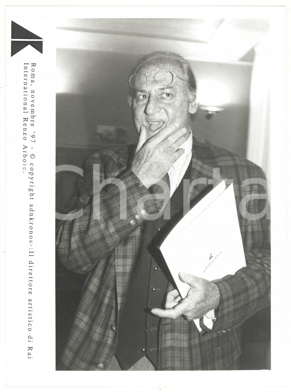Fotografia d epoca originale 1997 ROMA  RAI INTERNATIONAL Renzo ARBORE con cartelletta ADNKRONOS 1