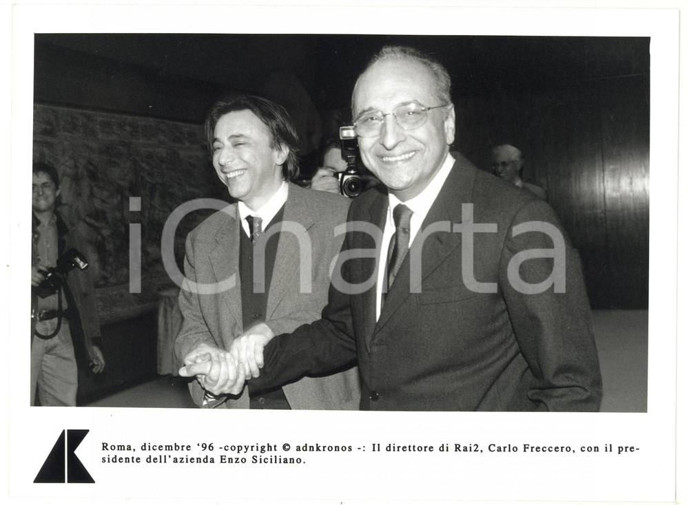 Fotografia d epoca originale 1996 ROMA  RAI Stretta di mano tra Carlo FRECCERO ed Enzo SICILIANO  Foto 1