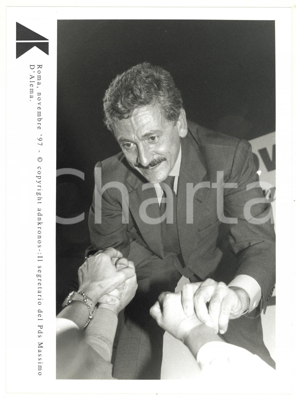 Fotografia d epoca originale 1997 ROMA Massimo D ALEMA segretario PDS saluta gli elettori  Foto 17x24 cm 1