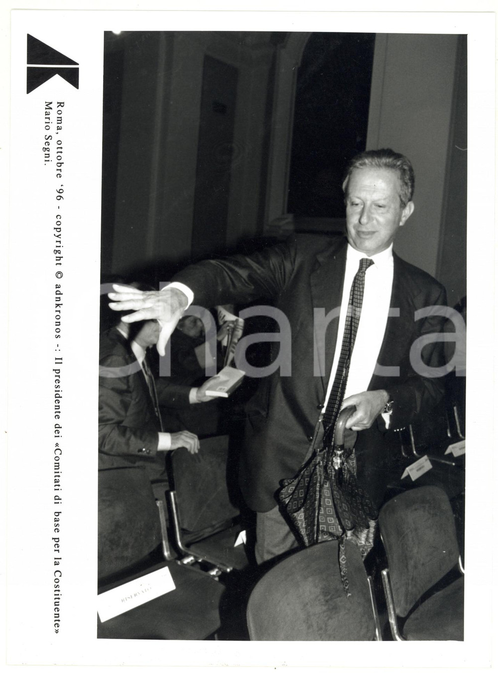 Fotografia d epoca originale 1997 ROMA Mariotto SEGNI presidente COBAC prende posto a sedere  Foto 17x24 1